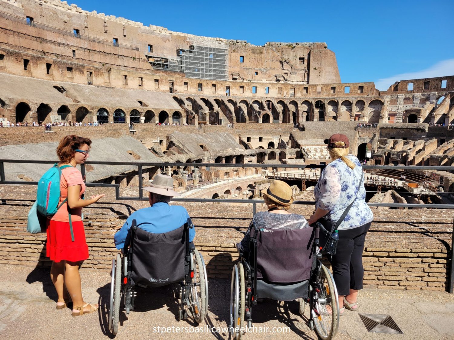 Pessaoas em Cadeira de rodas admirando o Coliseu